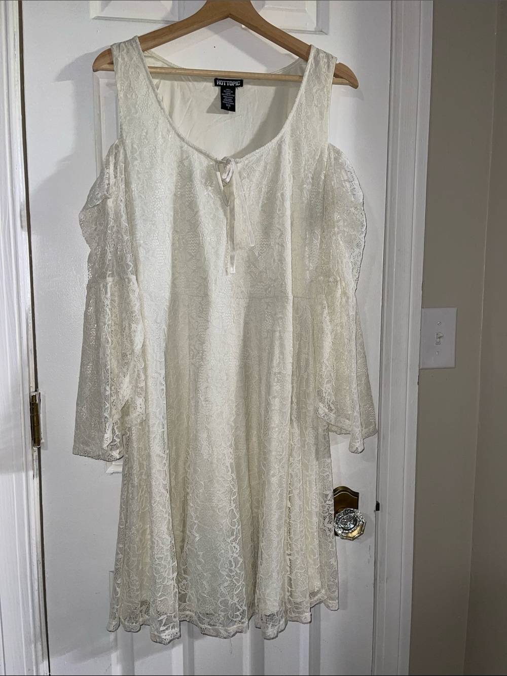 Hot Topic Cream Lace Cold-Shoulder Dress Plus Size 1 NWOT